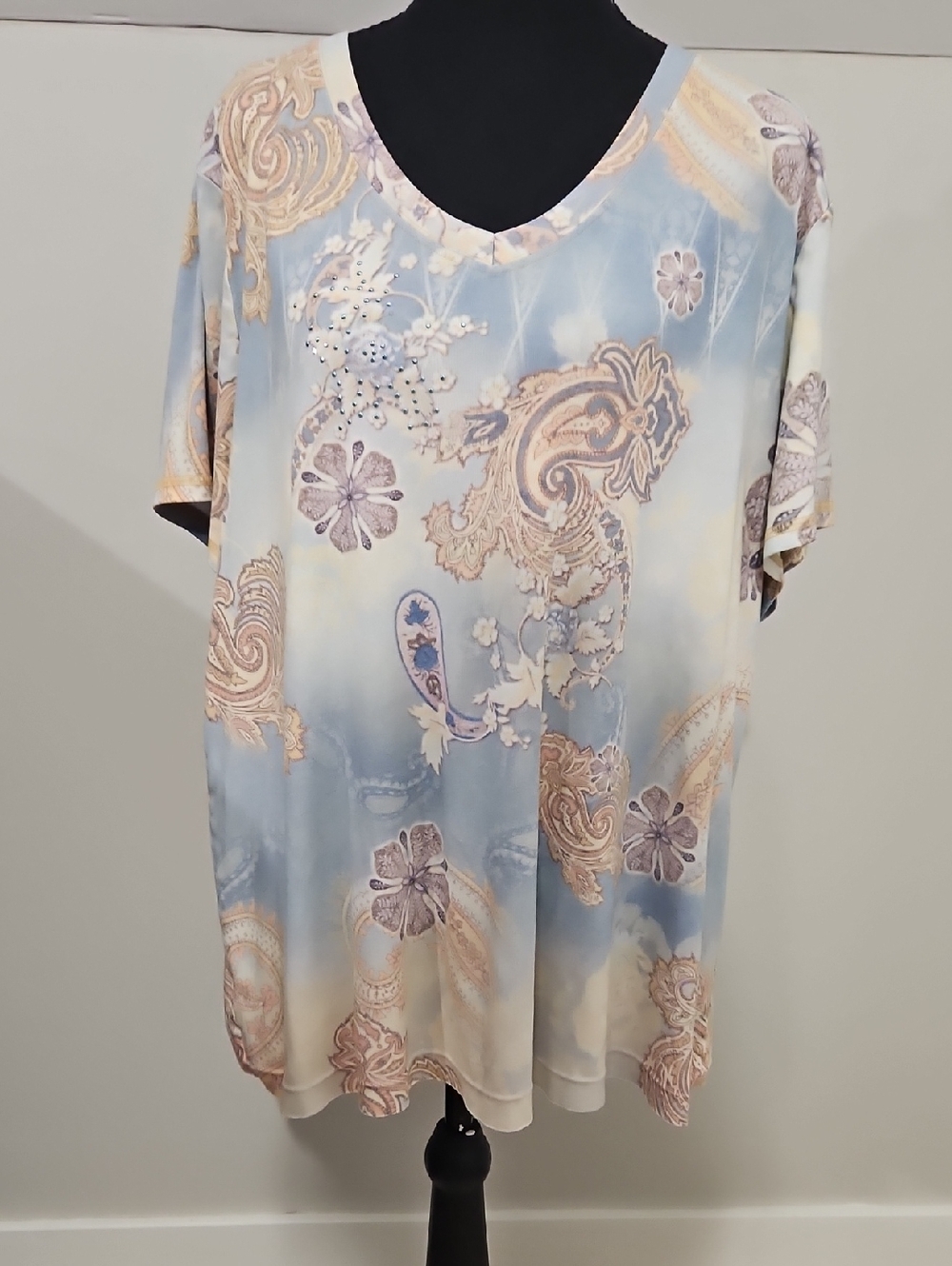 Xcit U.S.A Women's Blue Paisley V-Neck Top. Size 2X